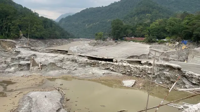 अनेक रस्ते वाहून गेले आहेत.