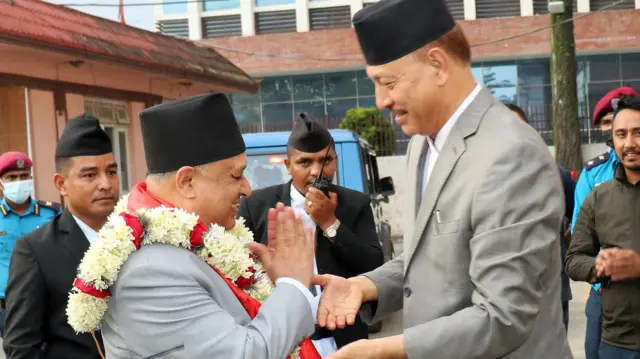 कार्की र श्रेष्ठ