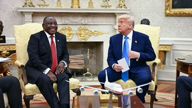 Овальний-2 і тінь Маска. Як Трамп у Білому домі напав на президента ПАР (ФОТО) 4 Президент США Дональд Трамп зустрічається із президентом ПАР Сирилом Рамафосою в Овальному кабінеті Білого дому у Вашингтоні