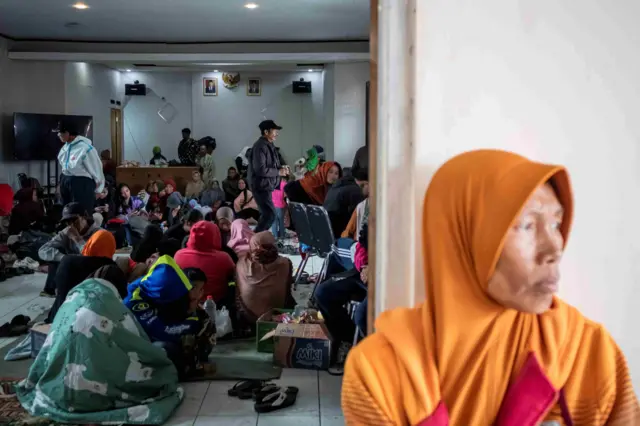 Warga korban bencana tanah longsor beristirahat di tempat pengungsian sementara di Kantor Desa Pasirlangu, Cisarua, Kabupaten Bandung Barat, Jawa Barat, Sabtu (24/1/2026). Berdasarkan data sementara Taruna Siaga Bencana (Tagana) Kabupaten Bandung Barat hingga pukul 14.12 WIB, sebanyak 84 Kepala Keluarga (KK) atau 279 jiwa mengungsi di beberapa lokasi akibat bencana tanah longsor yang melanda kawasan tersebut pada Sabtu (24/1) dini hari. 