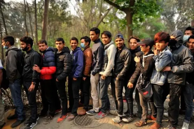 दक्षिण कोरियामा रोजगारीका लागि जान भाषा परीक्षाको आवेदन भर्न पङ्क्तिबद्ध युवाहरूको फाइल तस्बिर 