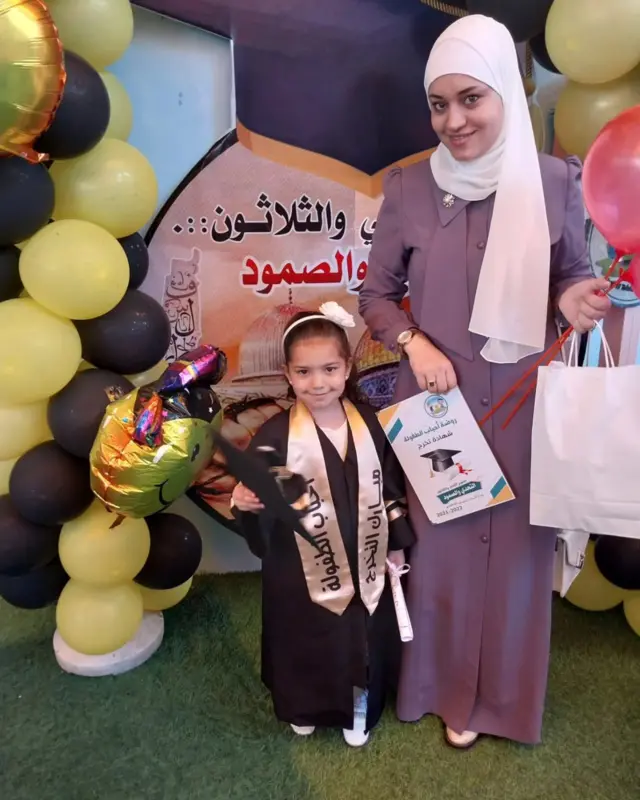 هند ووالدتها 