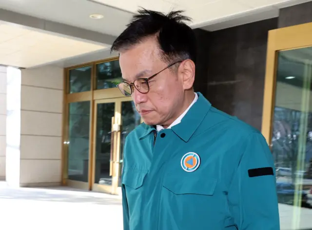 မူအန်ကို သွားဖို့ တနင်္ဂနွေနေ့ မနက်ပိုင်းမှာ ဆိုးလ်မြို့ကနေ ထွက်ဖို့ ပြင်နေတဲ့ ယာယီသမ္မတ ချွဲဆန်မော့ကို မြင်တွေ့ရတာဖြစ်ပါတယ် 