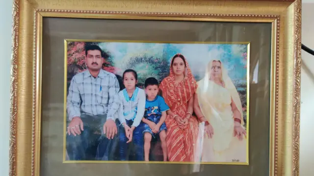 परिवार के साथ आयुषी के बचपन की फ़ोटो