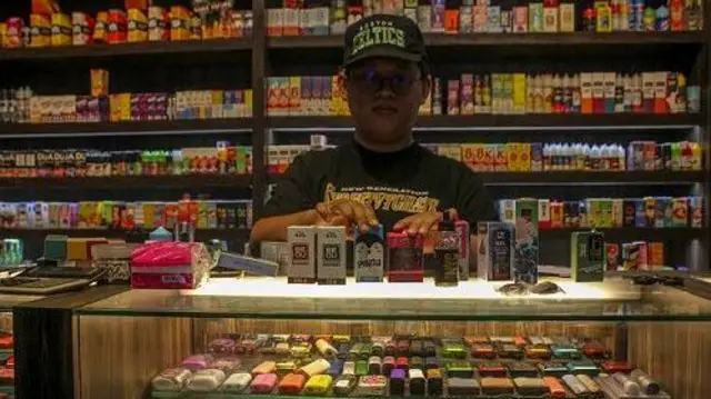 Seorang penjual menunjukkan sejumlah produk vape di sebuah toko rokok elektrik di Cikini, Jakarta, Senin (1/1/2024). Pemerintah mulai memberlakukan pajak rokok elektrik per 1 Januari 2024