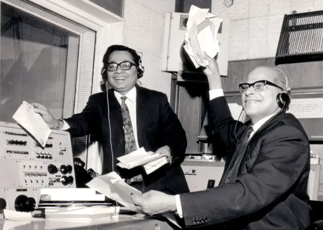 কমল বোস আর সিরাজুর রহমান স্টুডিওতে শ্রোতাদের চিঠি-পত্র বাছাই করছেন।