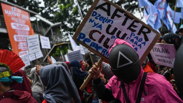 Buruh dari berbagai aliansi melakukan aksi damai dalam rangka Hari Buruh Internasional di Jalan Medan Merdeka Barat, Jakarta, Senin (01/05). 