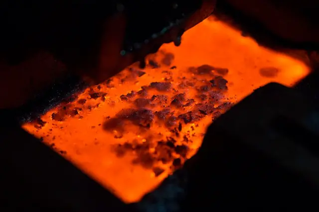 Un lingot d'or en fusion refroidit dans un moule