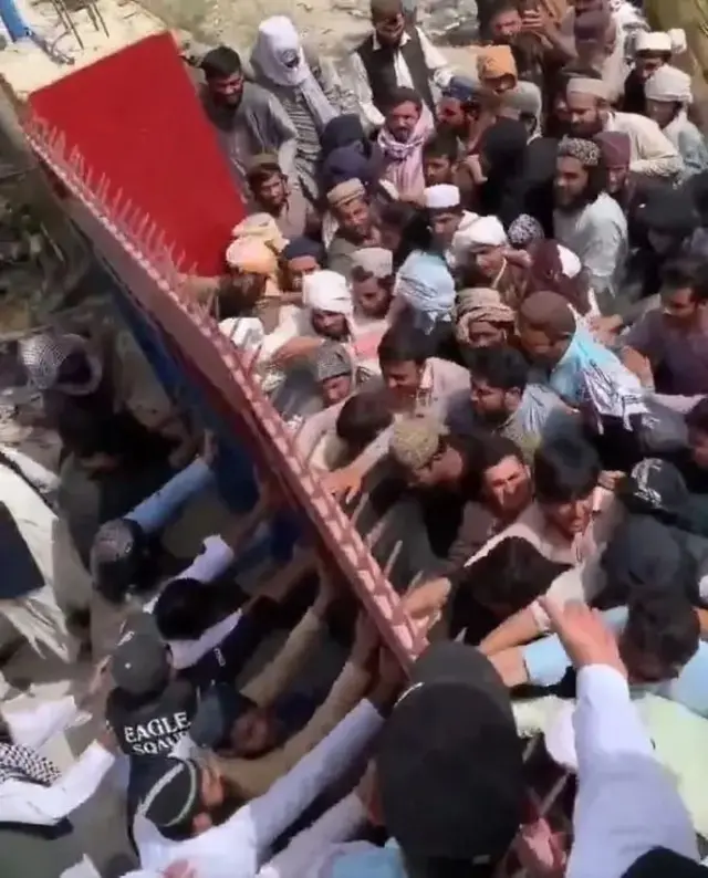 د پولیسو مرکز مخې ته راټول شویو کسانو غوښتنه کوله، چې نیول شوی کس باید دوی ته وسپارل شي.