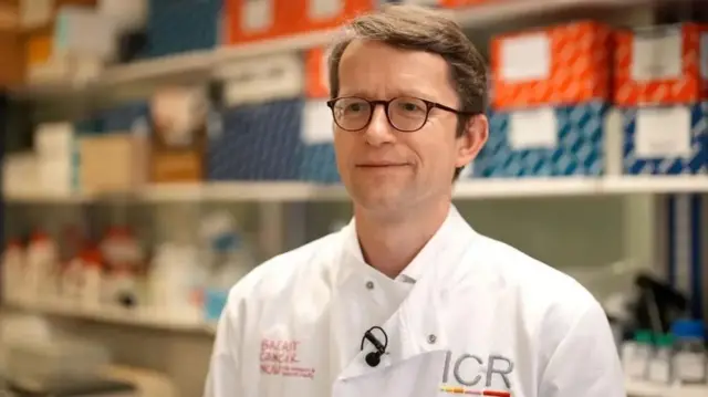 پروفیسر نیک ټرنر تر کلونو پورې د دې درمل په هکله څېړنه کړې.