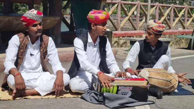 માઉન્ટ આબુની મુલાકાતે આવનારા પ્રવાસીઓને રાજસ્થાની સંસ્કૃતિનું ભાણું પીરસતાં ‘મંગનિયાર’ સંગીતકાર