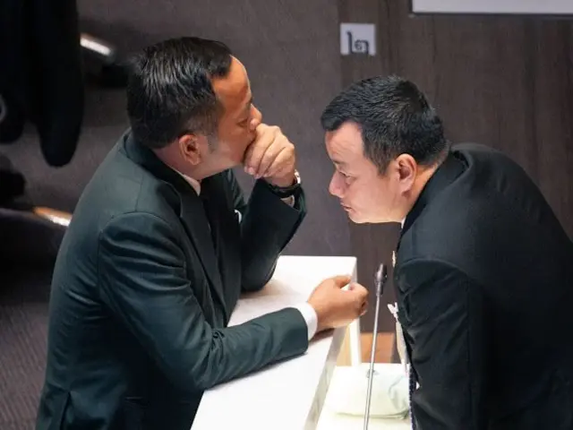 สรวงศ์ เทียนทอง (ขวา) หารือกับเพื่อนร่วมพรรคในระหว่างการประชุมสภา 3 ก.ย.