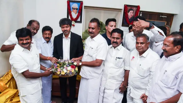 அதிமுகவின் ஒரு பிரிவு எம்.எல்.ஏ.க்களை நேரில் சந்தித்த விஜய் - என்ன நடக்கிறது?