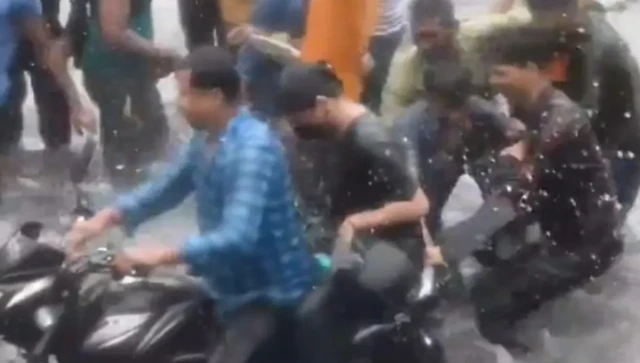 லக்னோ: பைக்கில் வந்த பெண்ணை துன்புறுத்தியதாக 16 பேர் கைது - என்ன நடந்தது?