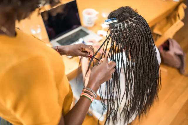 हेयर एक्सटेंशन इस्तेमाल करने वालों में काली महिलाओं की संख्या अच्छी-ख़ासी है