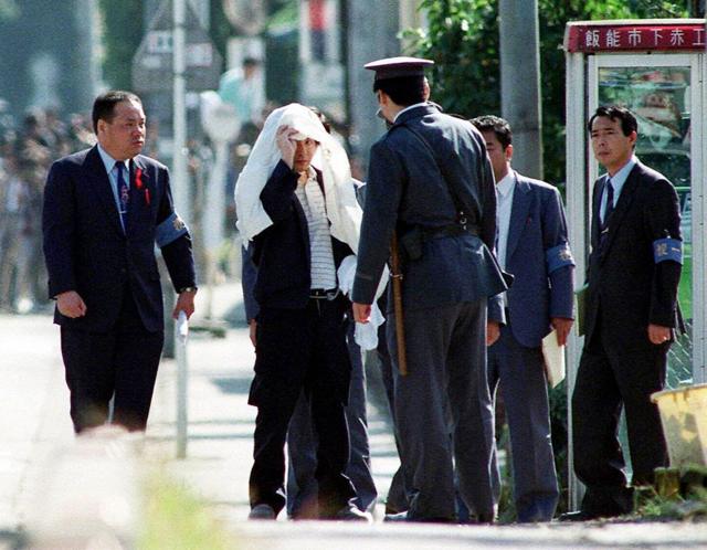 Tsutomu Miyazaki sendo abordado pela polícia