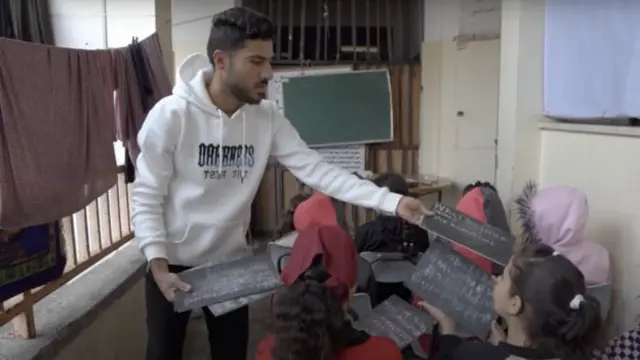 फोटो कॅप्शन: तारिक यांच्या तात्पुरत्या वर्गात 8 ते 14 वर्षे वयोगटातील मुलं शिकतायत.