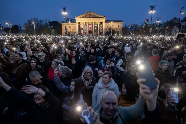 Hösök Tere'de sanatçıların oy vermeye teşvik etmek için düzenlediği konserden bir görüntü. Kalabalığın ellerinde ışıkları yanan telefonlar var.