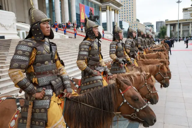 Конная гвардия перед официальной встречей президента Путина и президента Монголии 