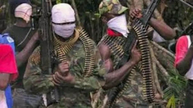 Awọn agbebọn to wọ ayederu asọ ologun, tun mu ibọn lọwọ