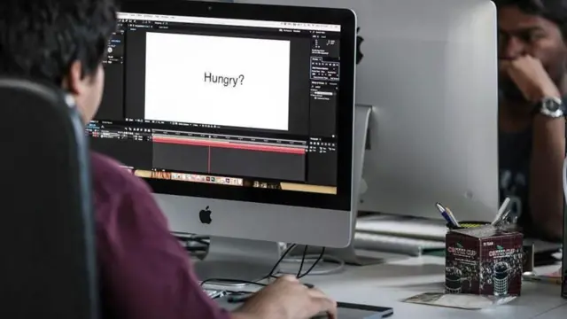 जे लोक पहिल्या दिवसापासून एआयमध्ये काम करायला सुरुवात करतात त्यांना एआय नेटिव्ह म्हटले जाते.