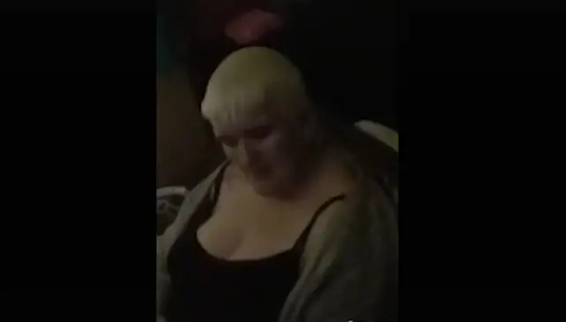 Жінка сидить на ліжку