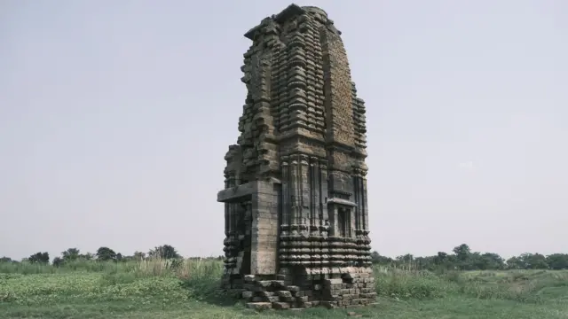 তেলকূপির পাথর নির্মিত দেউল মন্দির। পাঞ্চেত বাঁধের জলে এই মন্দির ডুবে থাকে বছরের অনেকটা সময়
