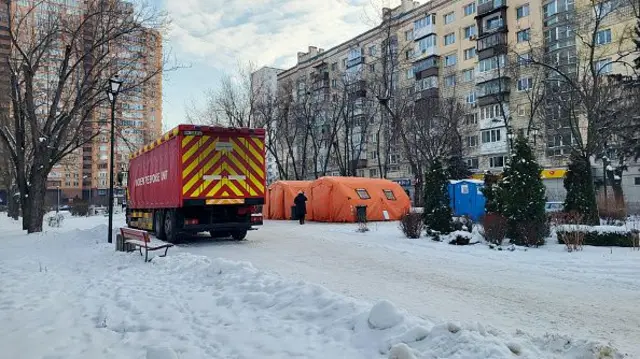 Генератор та намети на тлі снігу і багатоповерхівки