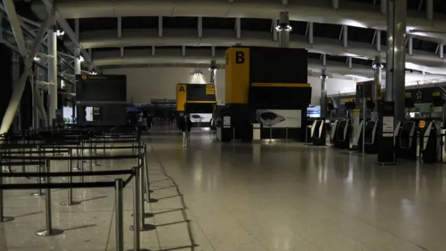 ヒースロー空港の出発ターミナルは21日、ひとけのない状態だった