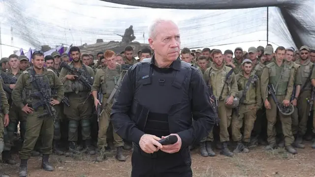 Yoav Gallant, ex-ministro da Defesa de Israel, com soldados israelenses