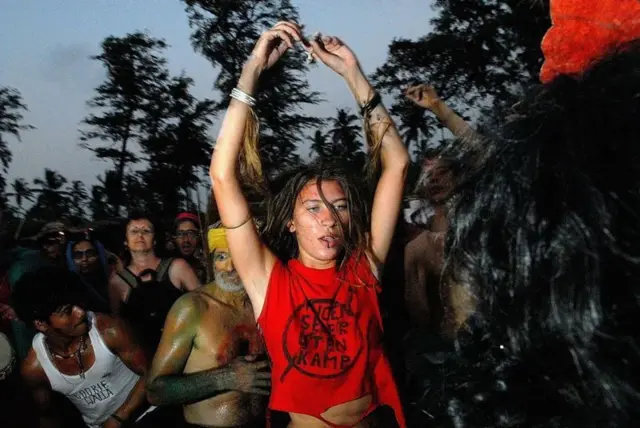 पाकिस्तान की एक सूफी मजार पर हिप्पी समूह