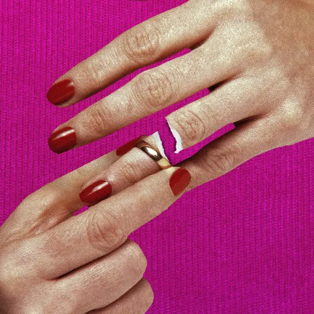 Colagem mostra mão feminina retirando uma aliança do dedo, com a foto rasgada no dedo anelar que está usando o anel. A foto é texturizada e há um fundo rosa atrás da imagens das mãos