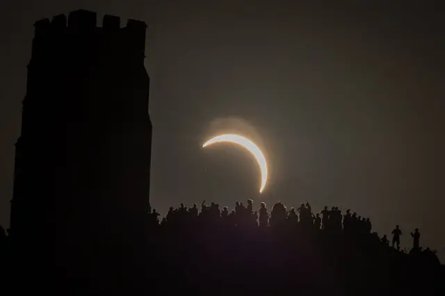 Eclipse parcial visto desde Glastonbury, en Inglaterra.