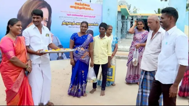 Awọn ara abule n pin ipese nitori Kamala Harris