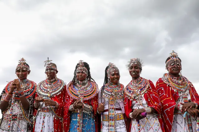 Geleneksel takılarıyla Masai kadınlar 