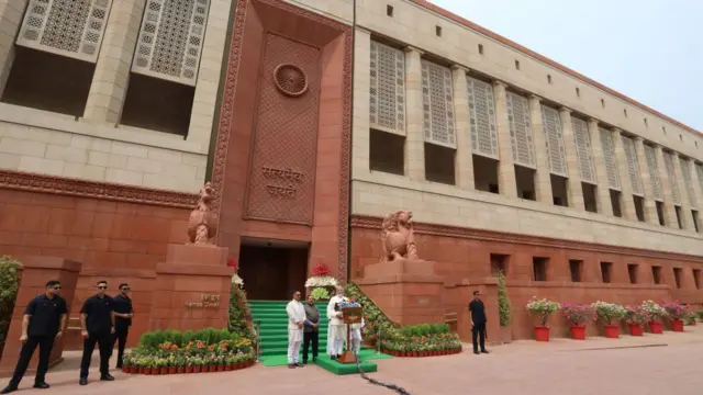 ભારતીય સંસદભવન અને નરેન્દ્ર મોદી