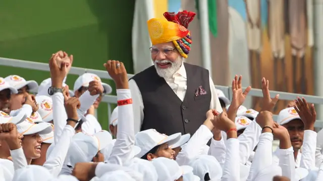 लाल क़िले पर स्कूली छात्रों से मिलते नरेंद्र मोदी