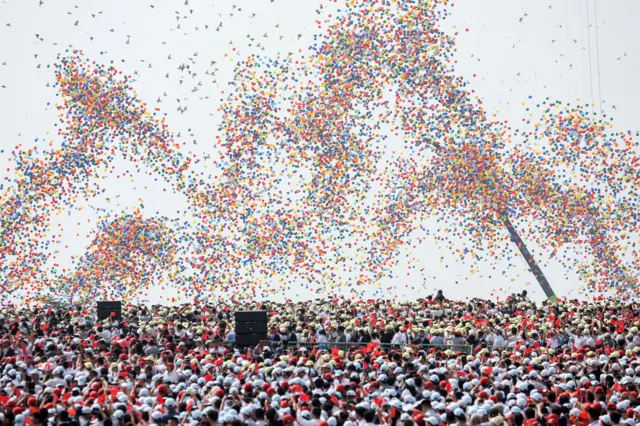 Окупљен народ и балони у ваздуху
