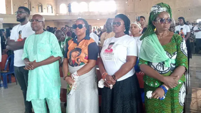 Foto Christopher Nwangene na nwunye ya Patricia Nwangene nne na nna Ifunanya. Nwa ha nwoke Kingsley Nwangene na ndị ezinaụlọ ha oge a kaara Ifunanya ụka ikpeazụ.