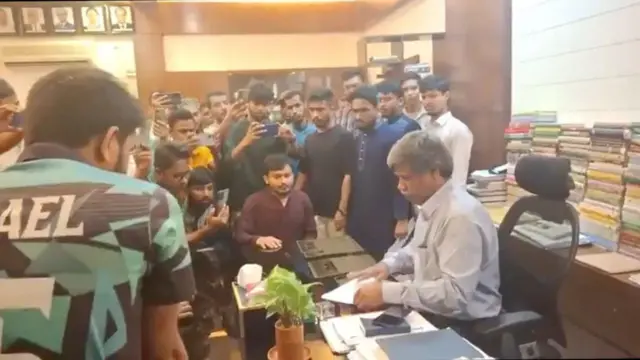 শেখ হাসিনা সরকারের পতনের পর বিশ্ববিদ্যালয়গুলোতে হেনস্থার শিকার হন আওয়ামীপন্থী শিক্ষকরা। পরে একই অবস্থায় পড়েছেন ছাত্রলীগসম্পৃক্ত শিক্ষার্থীরাও 