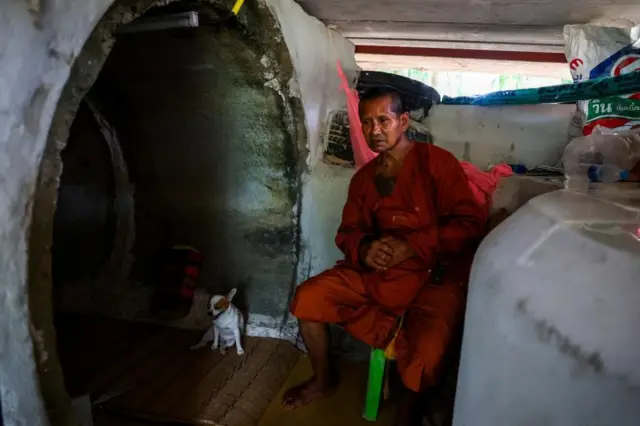 थाईल्यान्डको सुरिन प्रान्तमा बम शेल्टरमा आश्रय लिँदै एक व्यक्ति