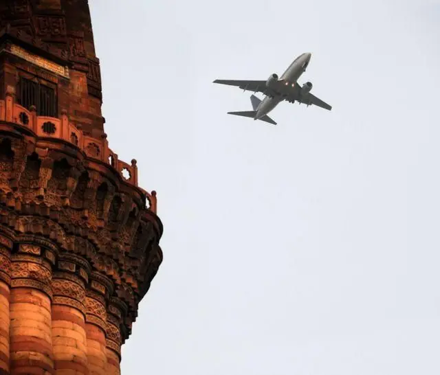 दिल्ली के आसमान में हवाई जहाज़ की सांकेतिक तस्वीर