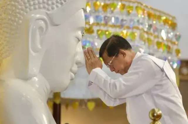 မာရဝိဇယဗုဒ္ဓရုပ်ပွားတော်မြတ်ကြီးအားပူဇော်နေတဲ့ ဦးမင်းအောင်လှိုင်