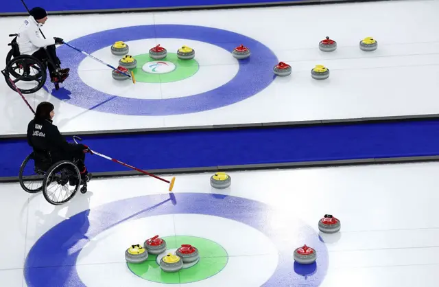Игра в керлинг на колясках