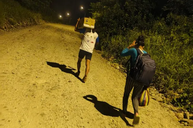 Yawa Sumpa sigue al hombre de su comunidad que la lleva a descansar. El cadáver de la niña fue ingresado en la morgue de Taisha