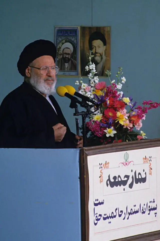 موسوی اردبیلی در حال اجرای خطبه نماز جمعه ۱۹ آوریل ۱۹۸۷