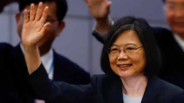 출국하던 날 대만 타오위안 국제공항에서 시민들에게 손을 흔드는 차이 총통의 모습