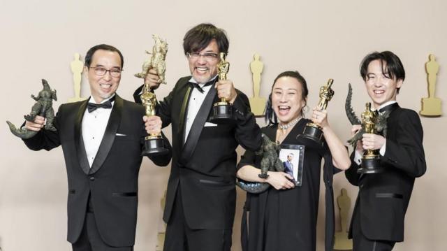 米アカデミー賞で視覚効果賞を受賞した「ゴジラ-1.0」の山崎貴監督（左から2番目）（ロサンゼルス、10日）
