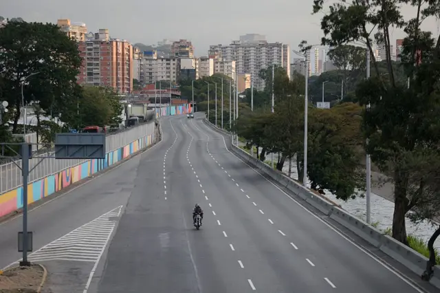 Una avenida de Caracas, desierta, pocas horas después del ataque de Estados Unidos en que fue capturado Nicolás Maduro. 
