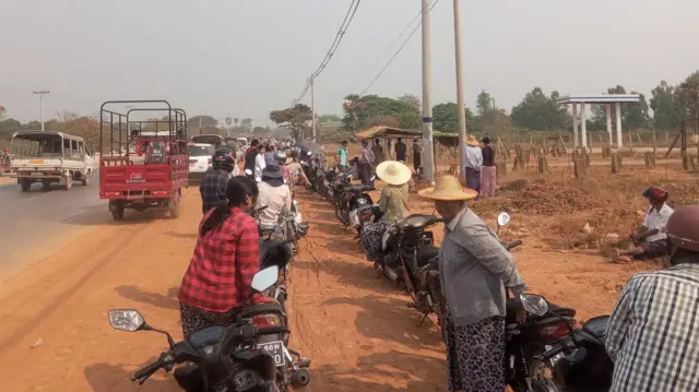 ခိုစရာ အရိပ်ရှားပါးပေမဲ့ တန်းစီနေကြ